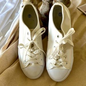 Amazon sneakers white size 8